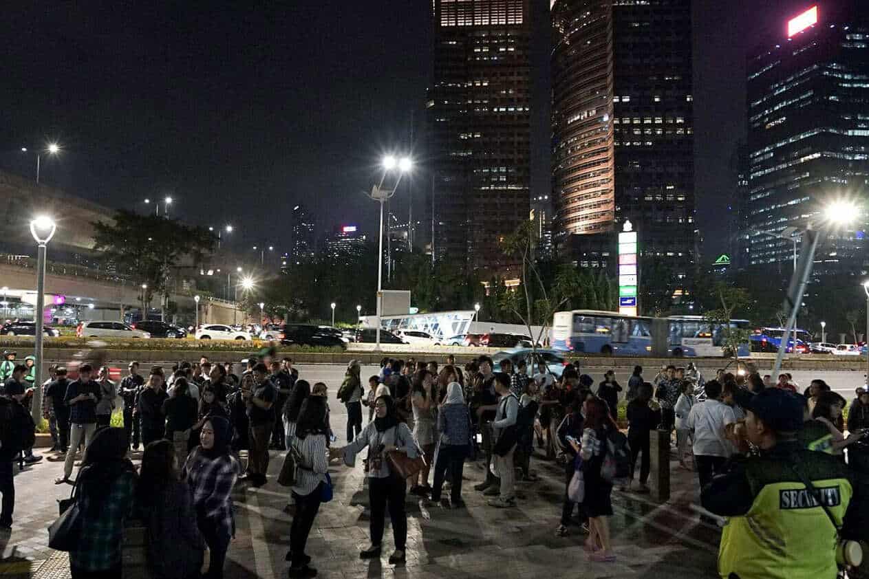 السفارة السعودية تحذر المواطنين في إندونيسيا من خطر تسونامي متوقع