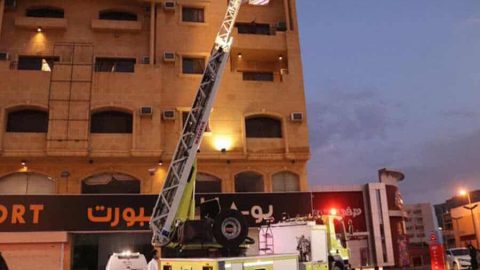 إصابة 13 وإجلاء 80 آخرين جراء حريق بفندق في الطائف