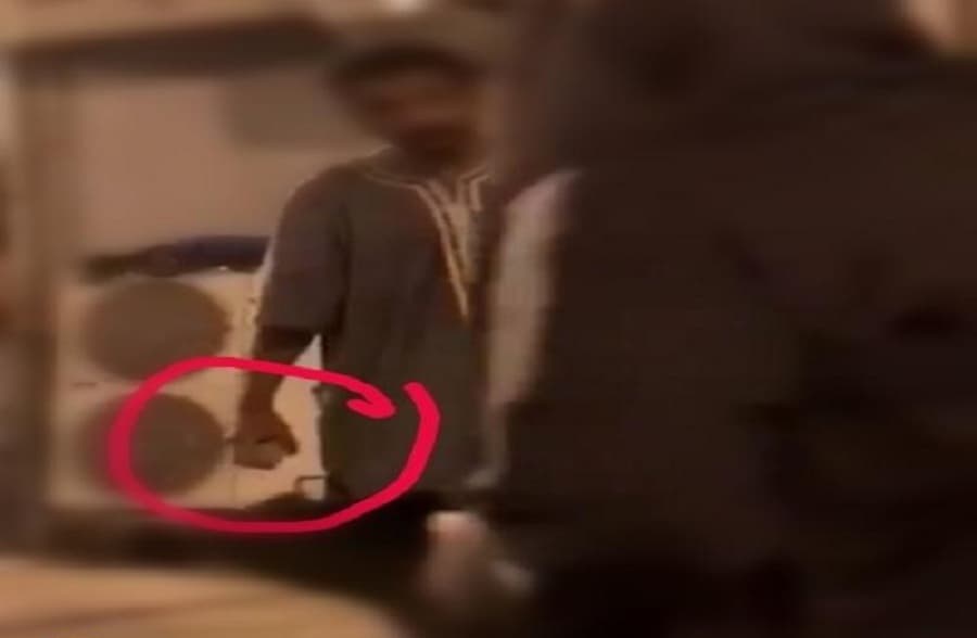 بالفيديو.. شاب يقذف فتاة بحجر بعد مشادة كلامية بمكة