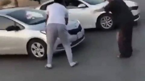 بالفيديو.. شباب سعوديون يقطعون الطريق على سيارة تقودها امرأة بشوارع المملكة