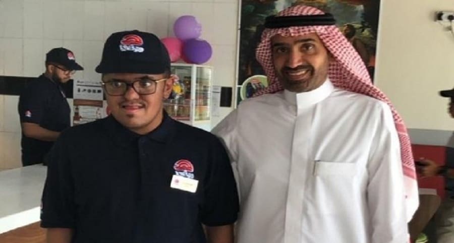 بالفيديو.. وزير العمل يزور مواطن من أصحاب الهمم ليهنئه في محل عمله