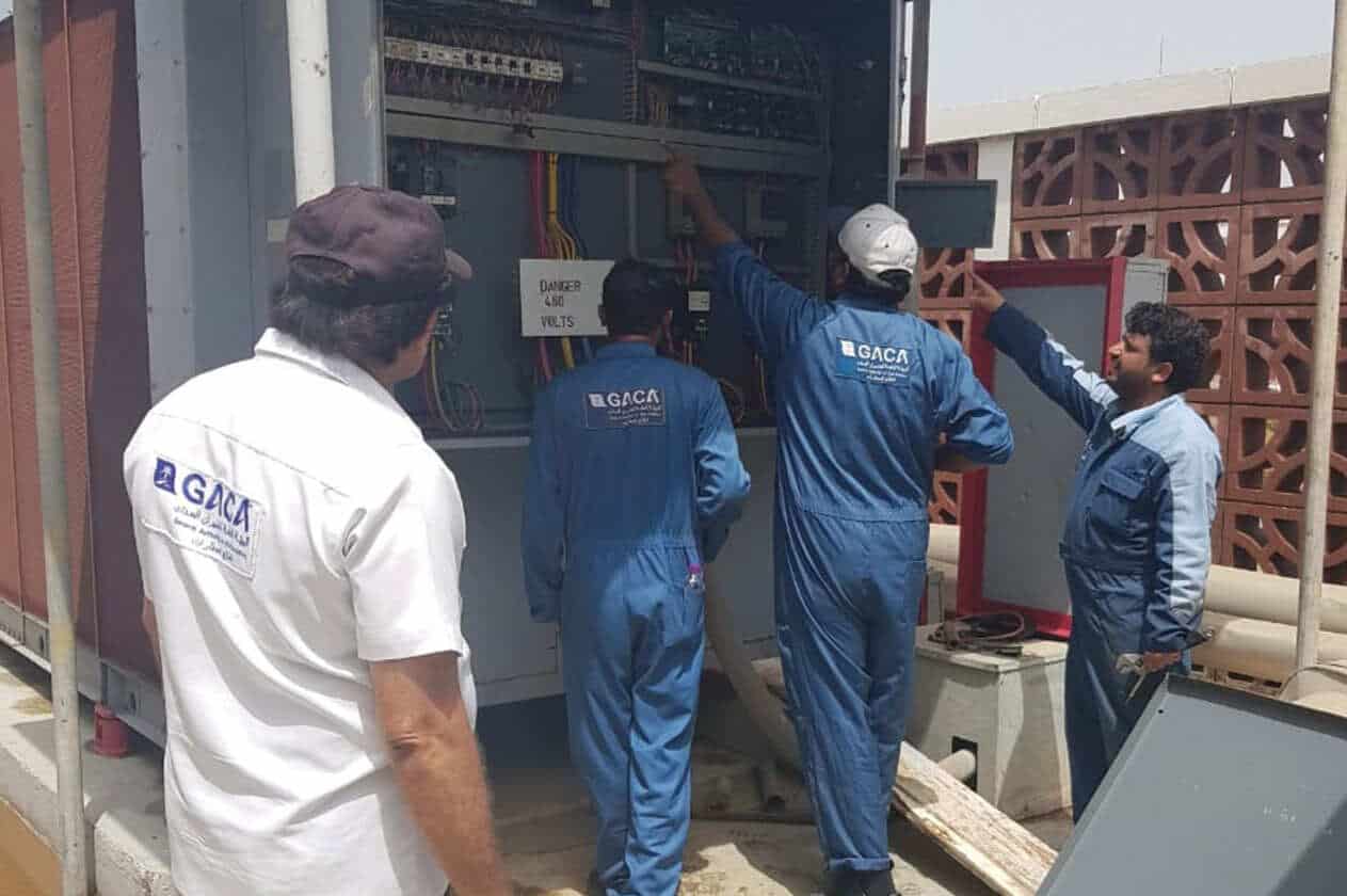 تعطل تكييفات مطار الملك عبد الله بجازان والإدارة توزع المراوح