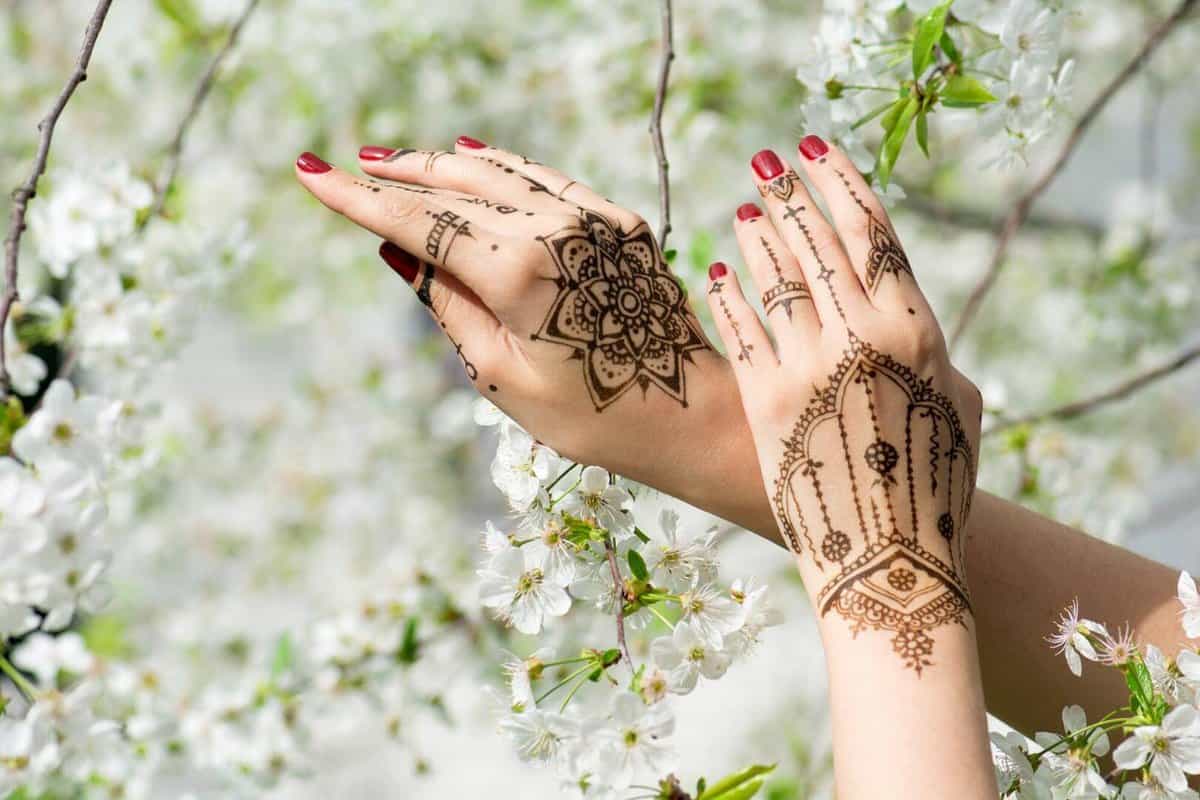 تفسير الحناء في المنام لمختلف الحالات