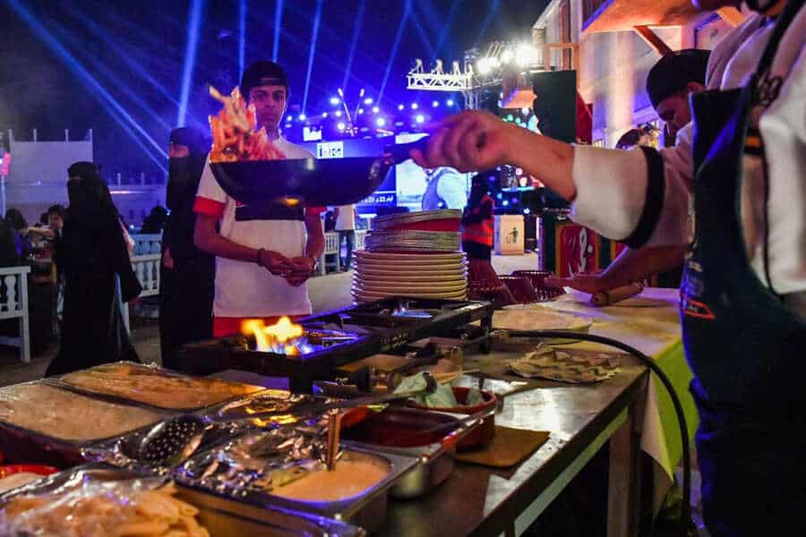 سوق عكاظ ينقل القاهرة للمملكة وإقبال كبير على المنتجات المصرية