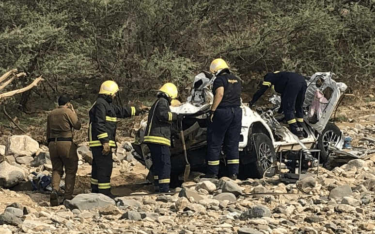 فرق الإنقاذ عثرت على جثة الأم ولازال البحث جاريًا عن الأب وثلاثة أبناء بالمملكة