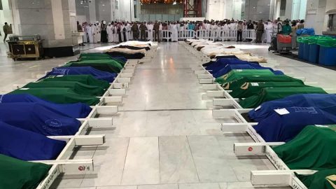 بالفيديو.. صلاة الجنازة على 58 متوفي بينهم حجاج بالمسجد الحرام