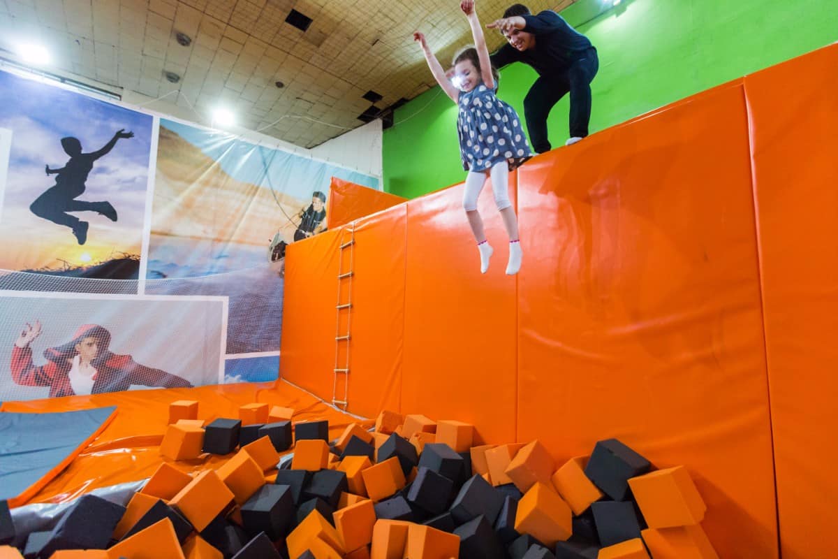 أنشطة ومواعيد مركز عالم القفز في الشارقة