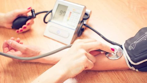 كم ضغط الدم الطبيعي للإنسان وأهم العوامل المؤثرة عليه