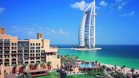 كم تبلغ مساحة مدينة دبي وما هي أشهر معالمها
