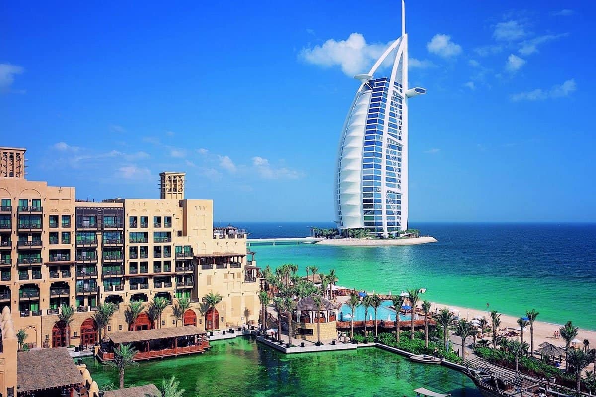 كم تبلغ مساحة مدينة دبي وما هي أشهر معالمها