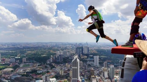 بالصور..رياضيون يقفزون من أعلى برج كوالا لامبور
