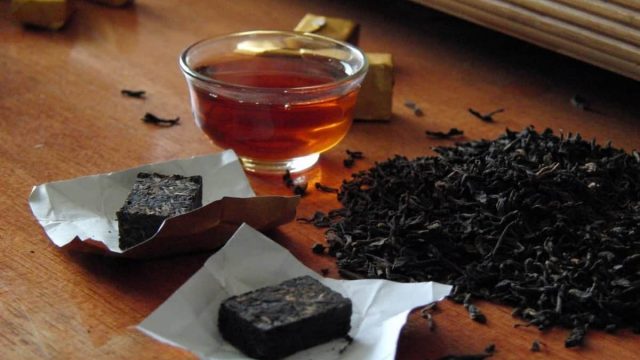 فوائد الشاي الأسود للبشره والشعر الدهني