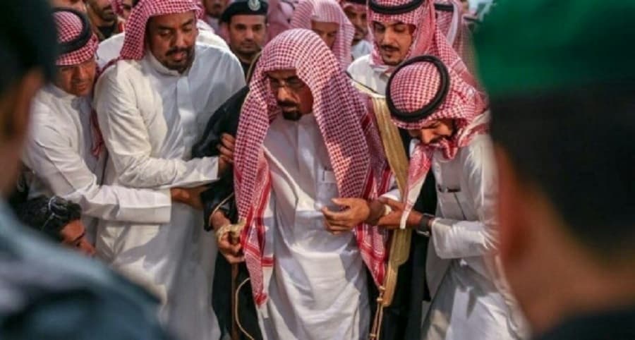 بالفيديو.. والد قاتل الفغم يواسي عائلة الفقيد ويشارك في صلاة الجنازة