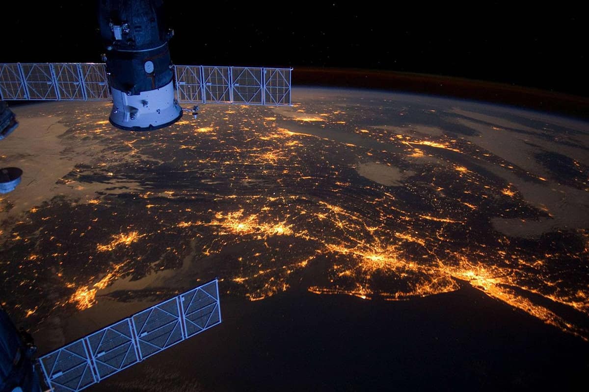 تعريف الأقمار الصناعية