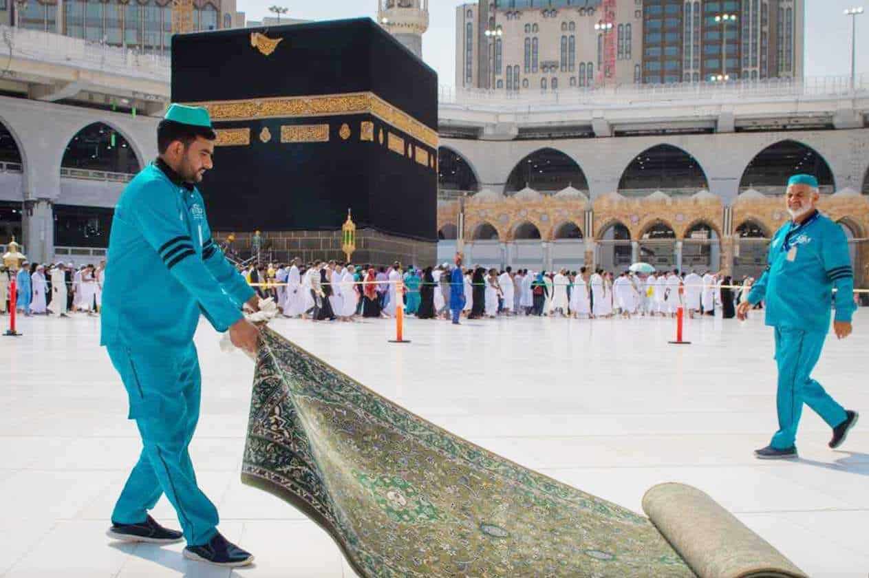 بالصور.. إعادة فرش صحن المطاف بـ1200 سجادة