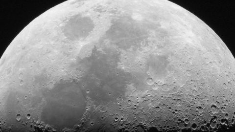 بحث عن القمر ومكوناته وفوائده