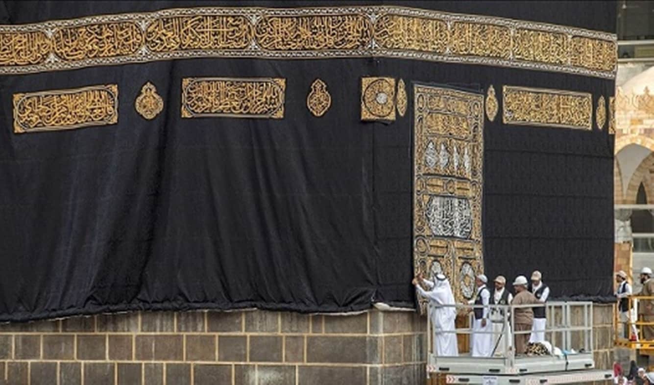 بالفيديو.. بدء أعمال تنظيف جدران الكعبة استعدادًا لإسدال الستار عليها