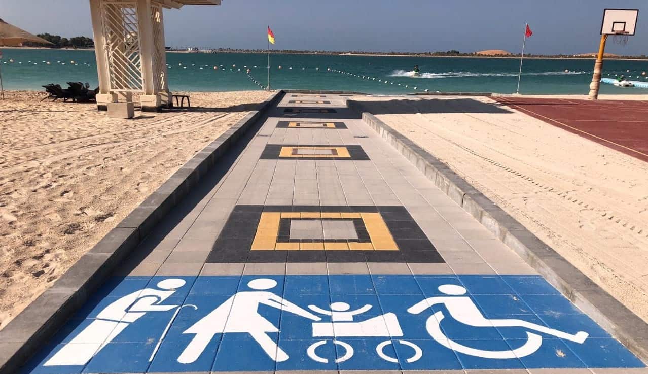 بلدية أبو ظبي توفر ممرات وكراسي عائمة على الشواطئ لأصحاب الهمم
