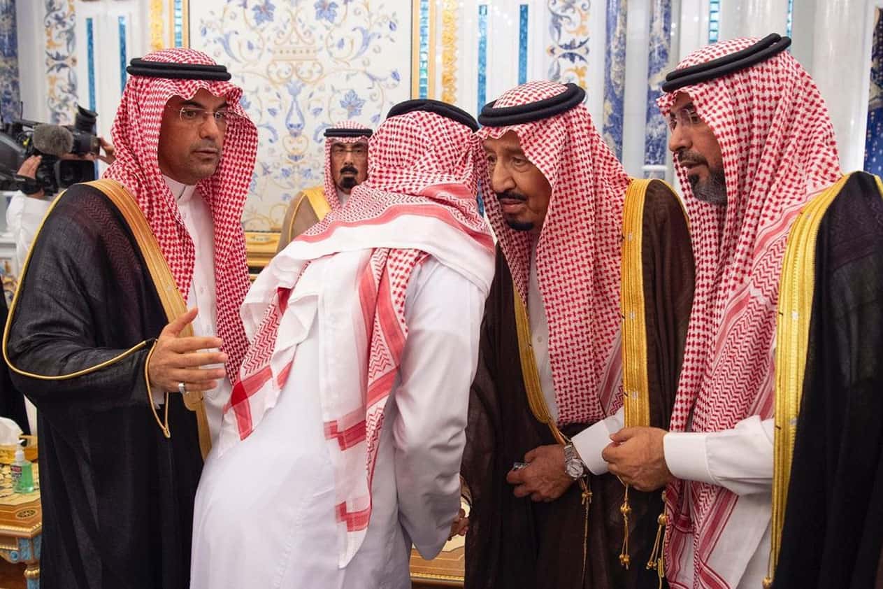 خادم الحرمين الشريفين يستقبل أسرة اللواء عبد العزيز الفغم ويثني على إخلاص الفقيد