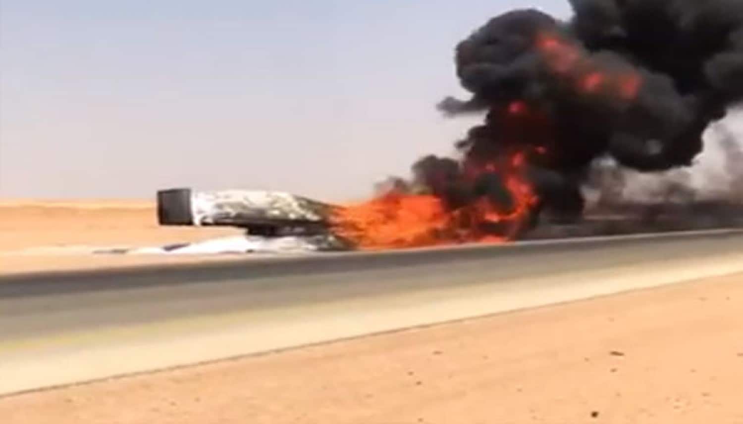 بالفيديو.. احتراق شاحنة محملة بالمواد البلاستيكية بمحافظة الأفلاج