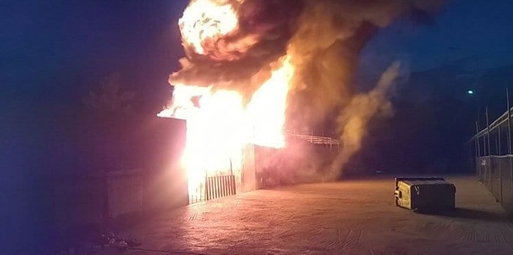 شهود عيان: تفحم طفلين وامرأة في مخيم اللاجئين باليونان.. والشرطة: مصرع شخصين