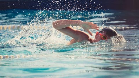 فائدة رياضة السباحة للجسم
