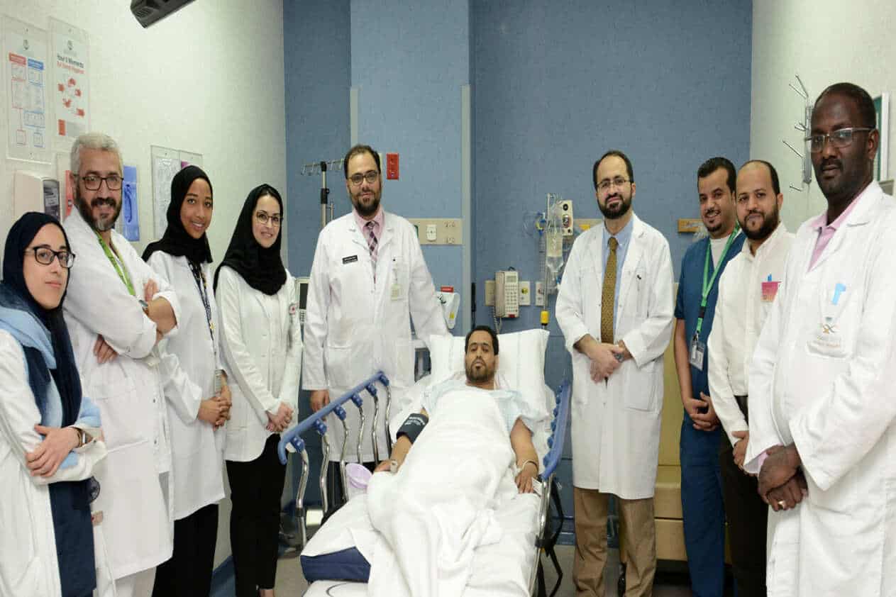 تعرف على مبروك الشراري الذي احتفى به وزير الصحة ومستشفى الملك فيصل بتويتر