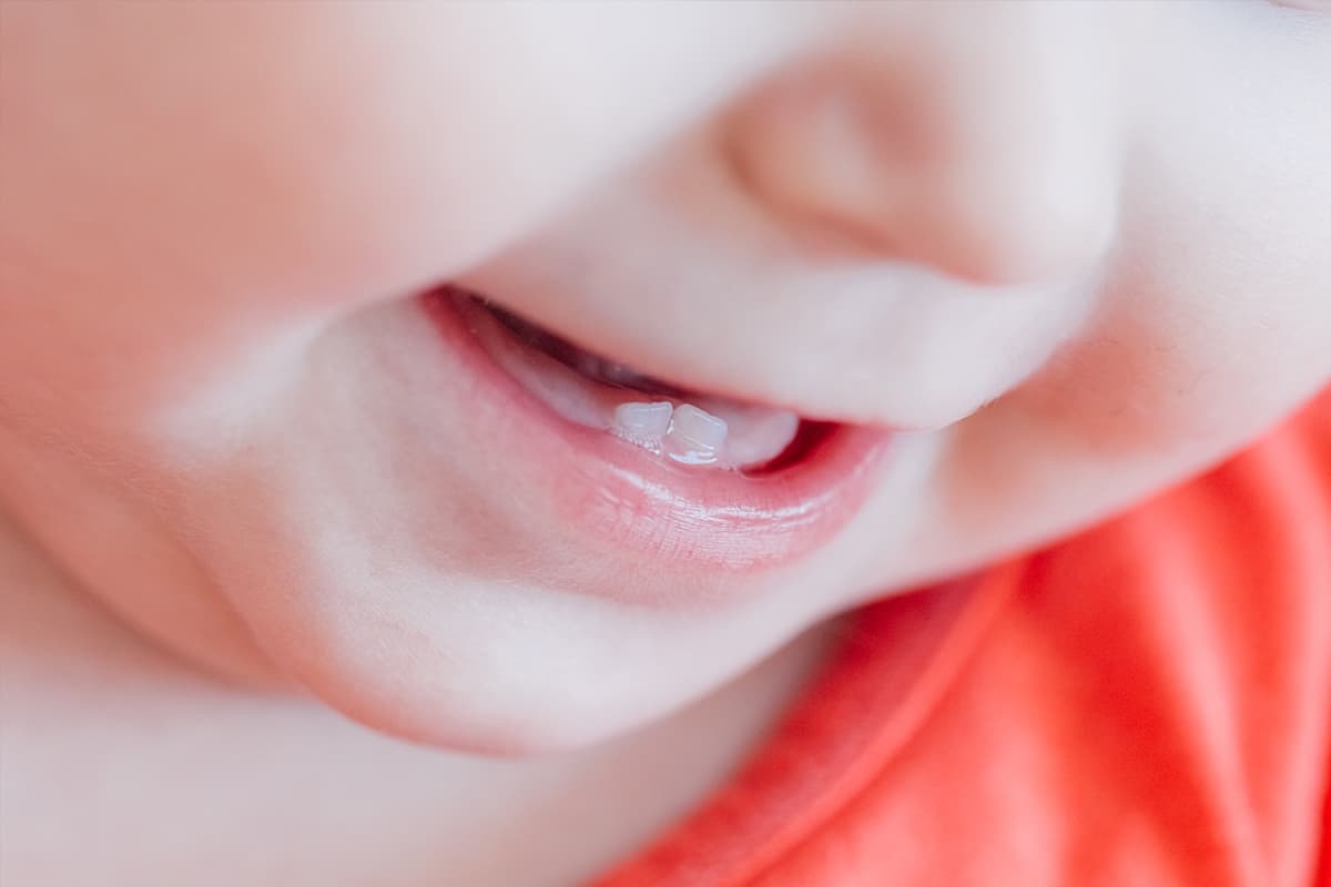 مراحل تطور الطفل ظهور الأسنان