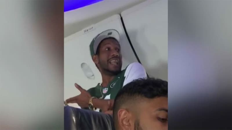 مرحاض... يتسبب في هبوط اضطراري لطائرة وصراخ راكب متوعد بقتل قائد الطائرة مرحاض... يتسبب في هبوط اضطراري لطائرة وصراخ راكب متوعد بقتل قائد الطائرة