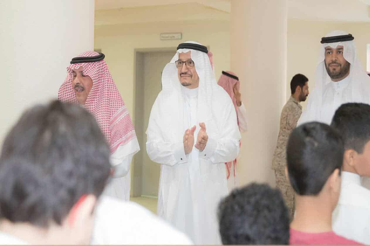 وزير التعليم يوزع ورود وهدايا على الطلاب في يومهم الدراسي الأول