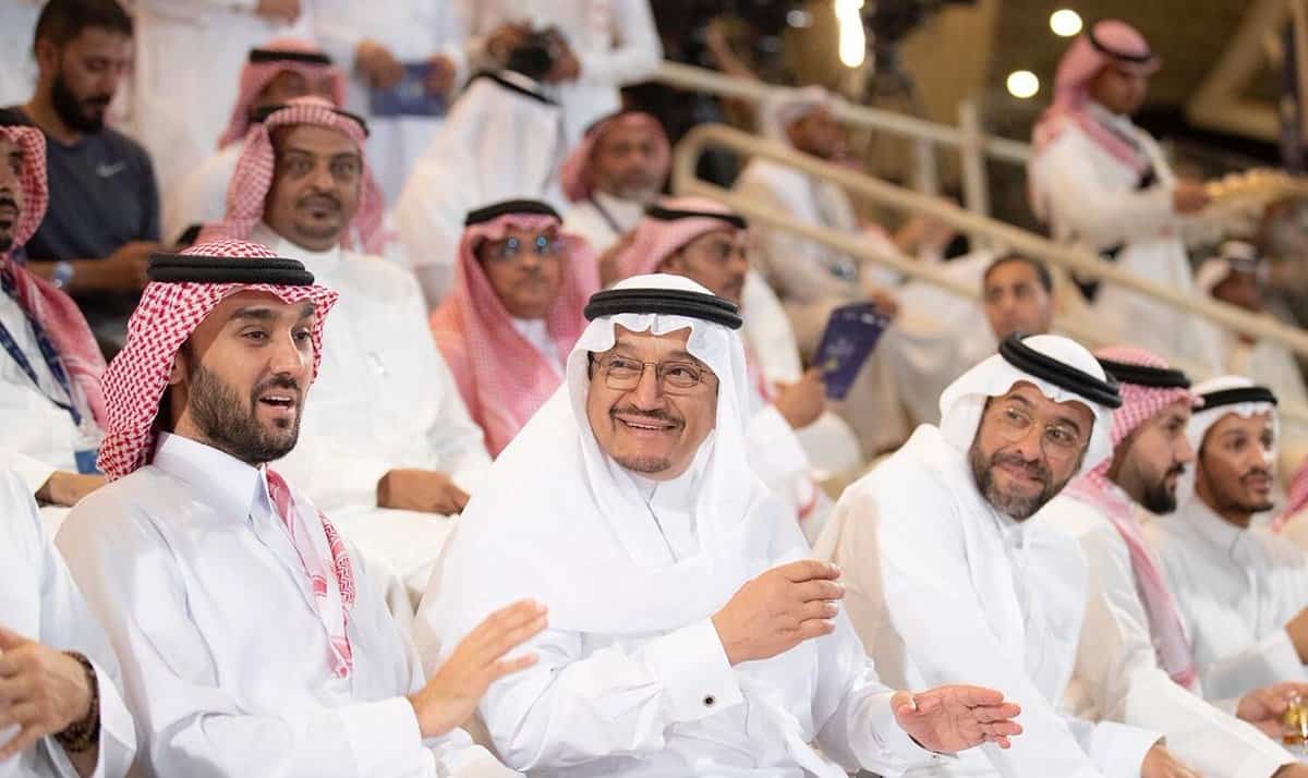 بالفيديو.. طفل يعرض ريالاً على وزير التعليم مقابل الحلوى والوزير يرد عليه