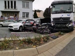 بالفيديو والصور..سارق يقود شاحنة يتسبب في إصابة 16 شخصاً في حادثة تصادم غرب ألمانيا