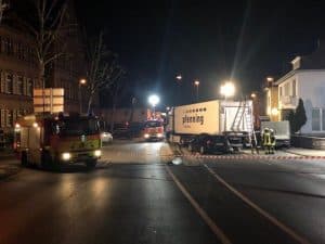 بالفيديو والصور..سارق يقود شاحنة يتسبب في إصابة 16 شخصاً في حادثة تصادم غرب ألمانيا بالفيديو والصور..سارق يقود شاحنة يتسبب في إصابة 16 شخصاً في حادثة تصادم غرب ألمانيا