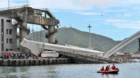 بالفيديو والصور..إصابة العشرات في تايوان بعد انهيار جسر فوق صهريج نفط