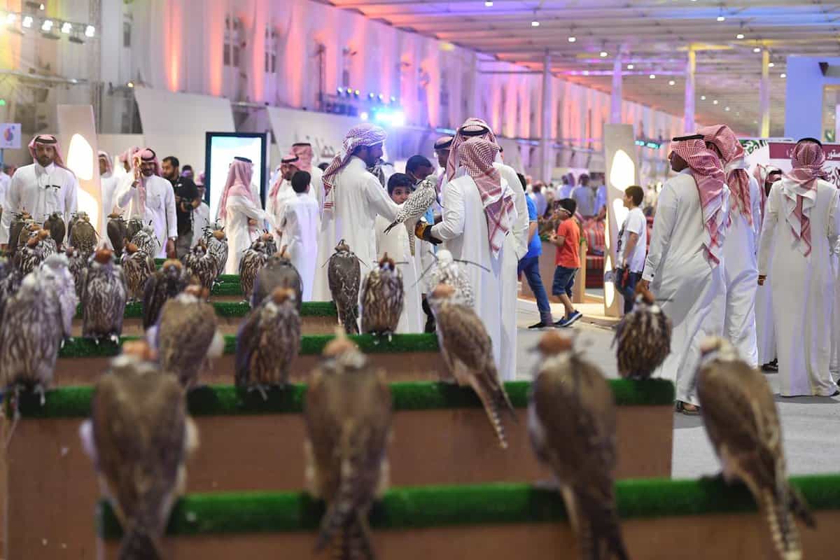 بالفيديو والصور..إقبال كثيف على معرض الصقور والصيد بموسم الرياض وتنظيمه رحلات إلى السودان