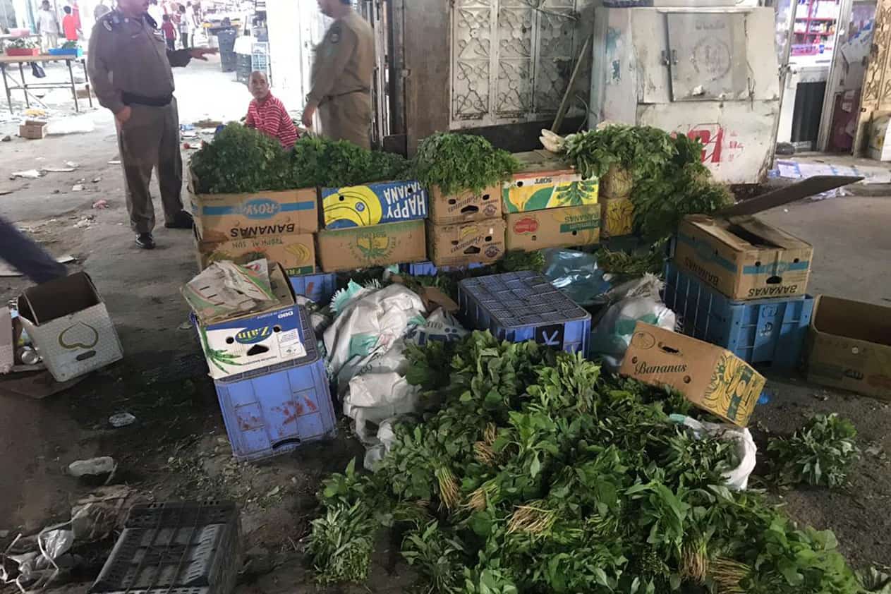 إتلاف أطنان من الغذاء التالف وضبط مخالفين في مداهمة لسوق النكاسة بمكة