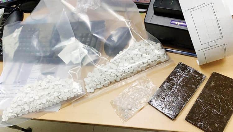 العثور على حبوب مخدرة داخل علبة حلوى في مطار رأس الخيمة الدولي