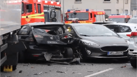 بالفيديو والصور..سارق يقود شاحنة يتسبب في إصابة 16 شخصاً في حادثة تصادم غرب ألمانيا
