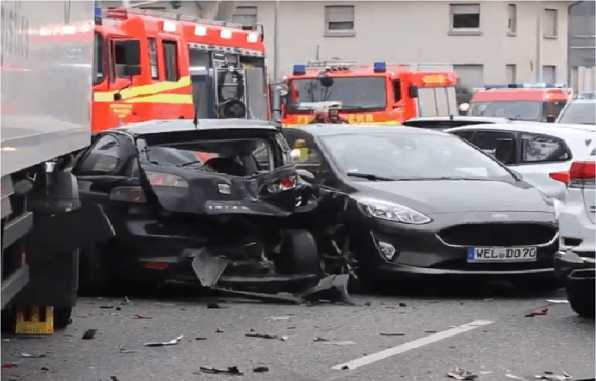 بالفيديو والصور..سارق يقود شاحنة يتسبب في إصابة 16 شخصاً في حادثة تصادم غرب ألمانيا