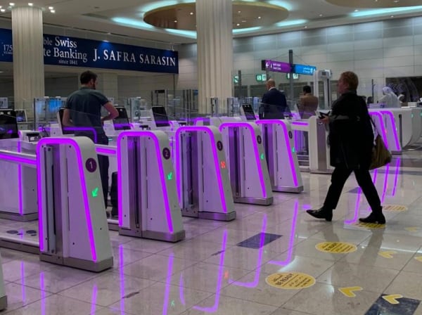 بوابات مطار دبي تكتسي باللون الوردي للتوعية بسرطان الثدي