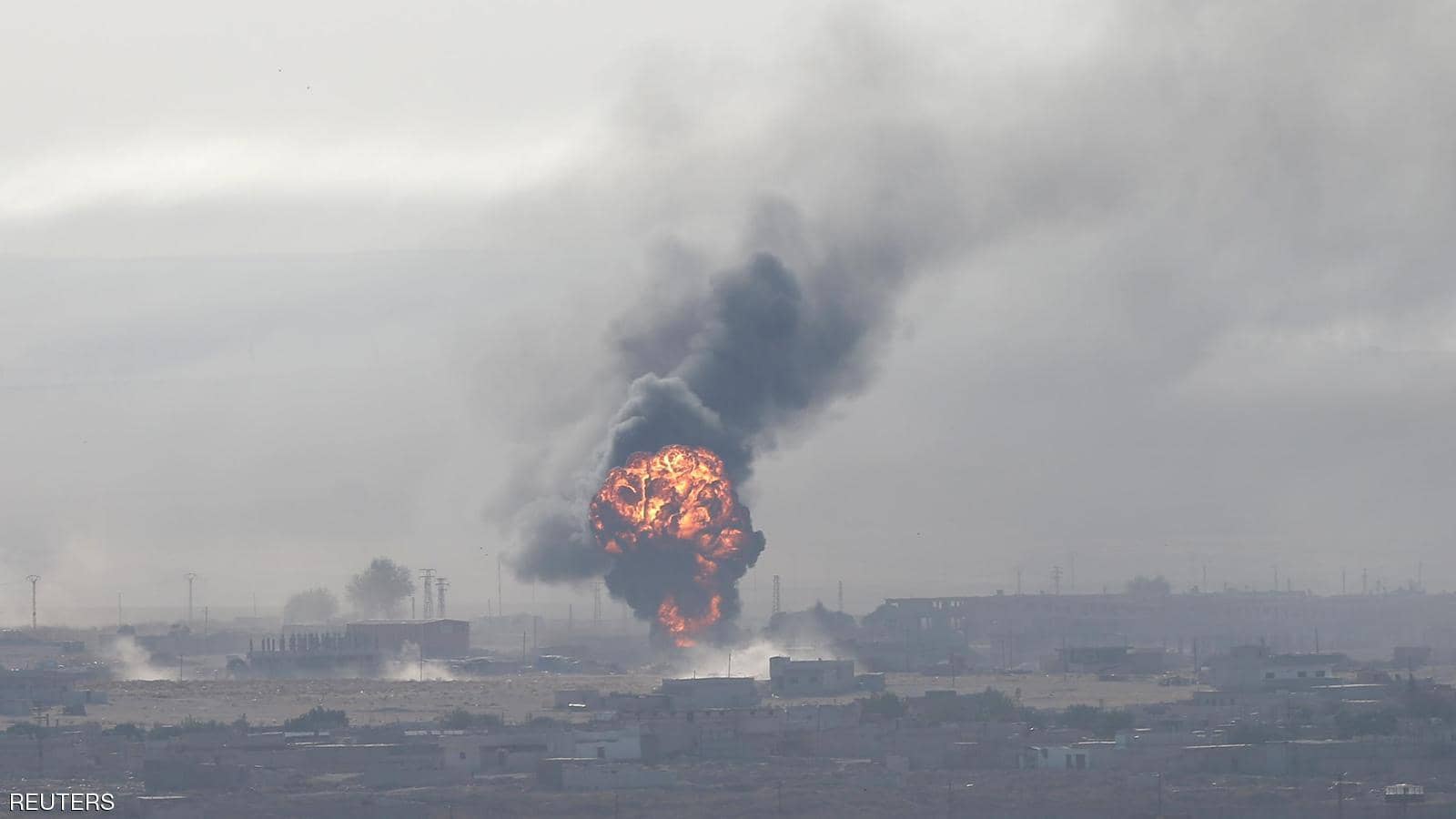 بالصور…انفجار سيارة مفخخة بالقرب من سجن داعش في قصف جوي لتركيا شمالي سوريا