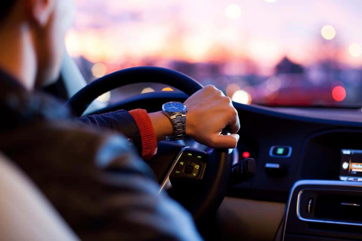 تفسير ركوب السيارة مع شخص معروف في المنام