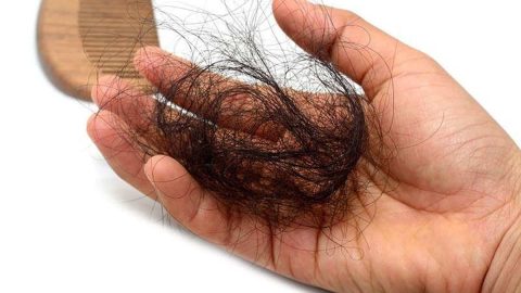 تفسير سقوط الشعر في المنام للعزباء