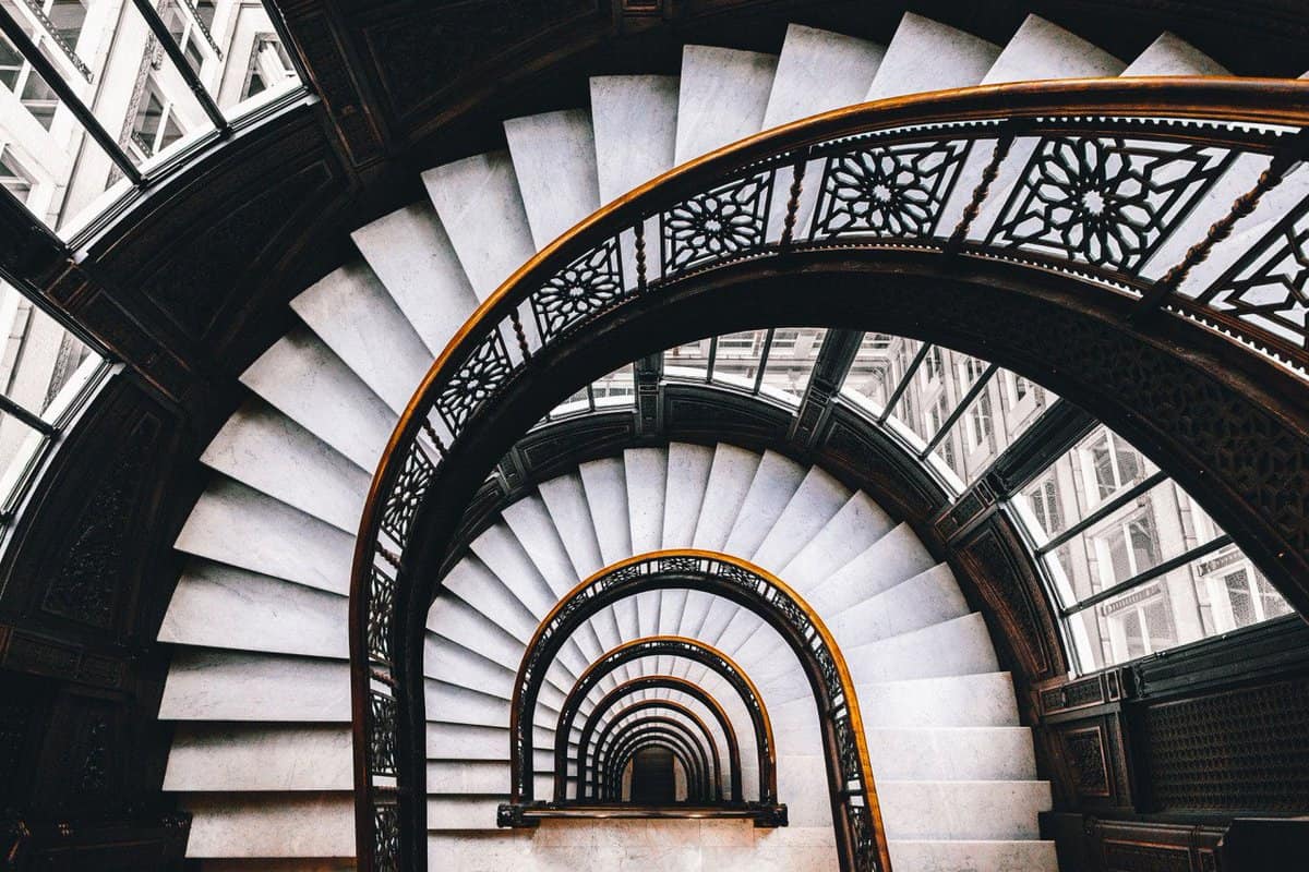 تفسير صعود الدرج في المنام