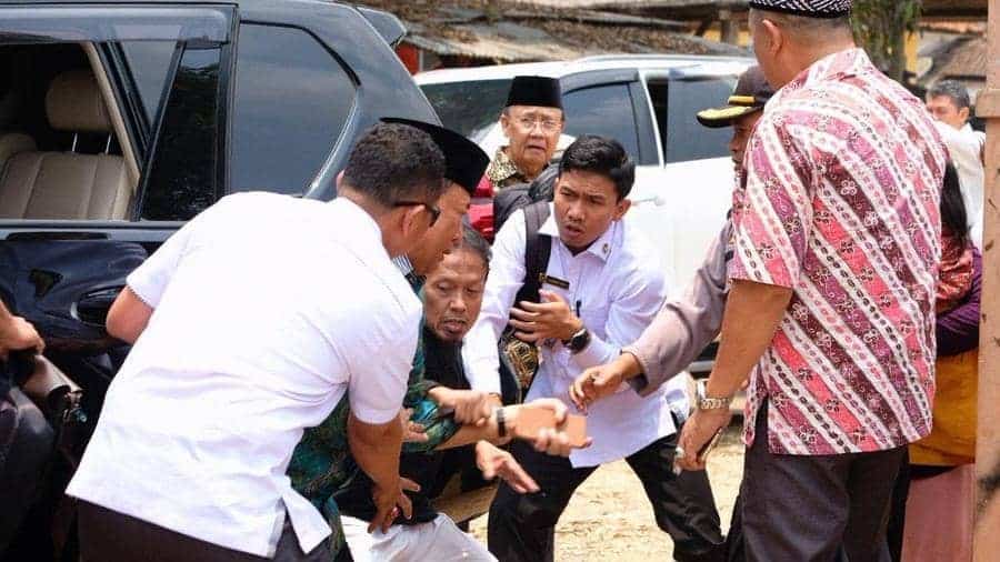 داعشي يطعن وزير الأمن الإندونيسي ويصيبه بجروح