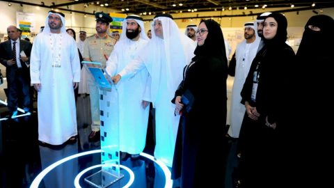 صحة دبي تحتفل بإطلاق “روبوتيك” أول موظف ذكي بالموارد البشرية