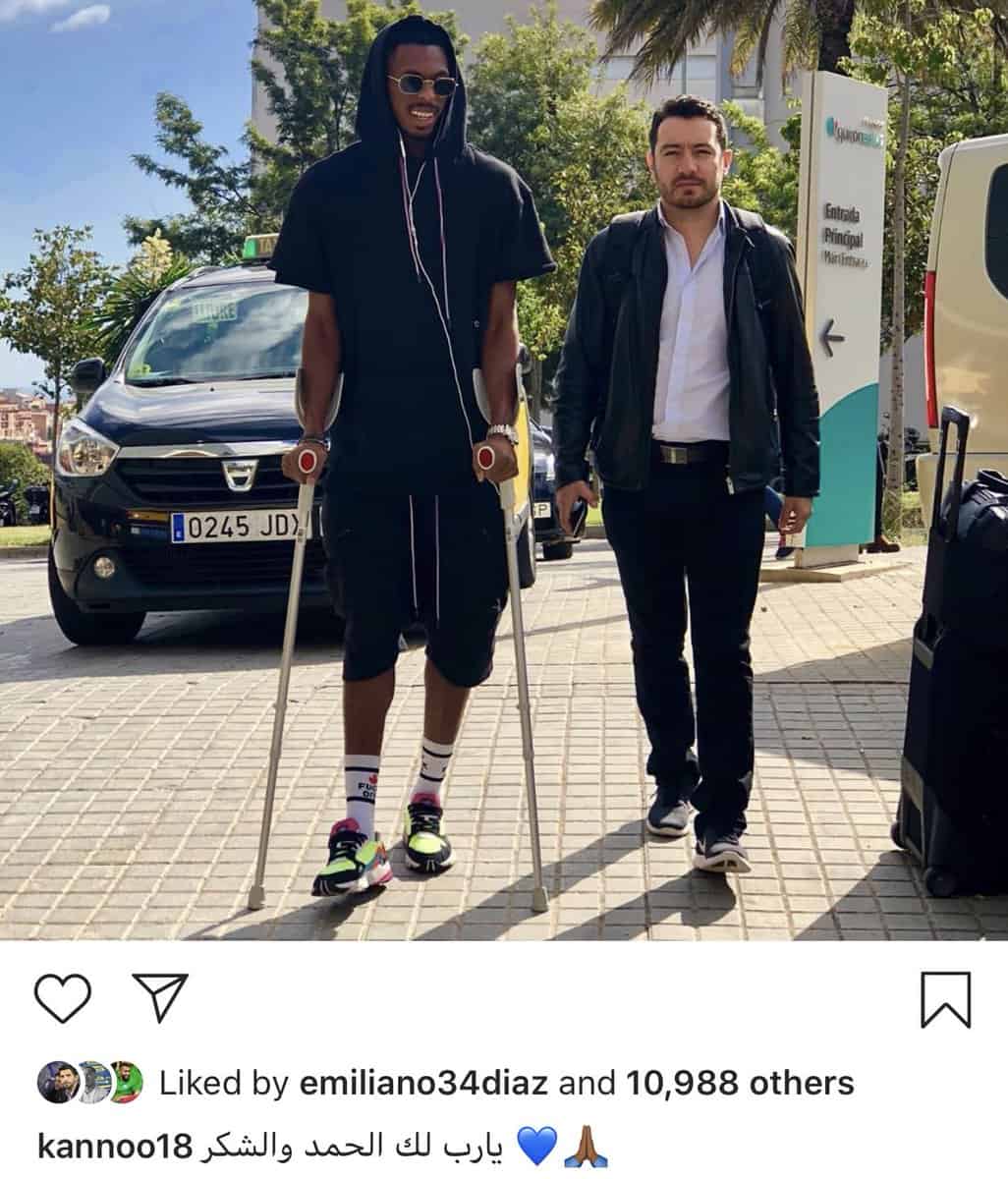 محمد كنو لاعب وسط الهلال يتحرك بعكاز بأمر الطبيب