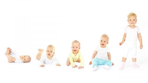 مراحل تطور الطفل الجلوس