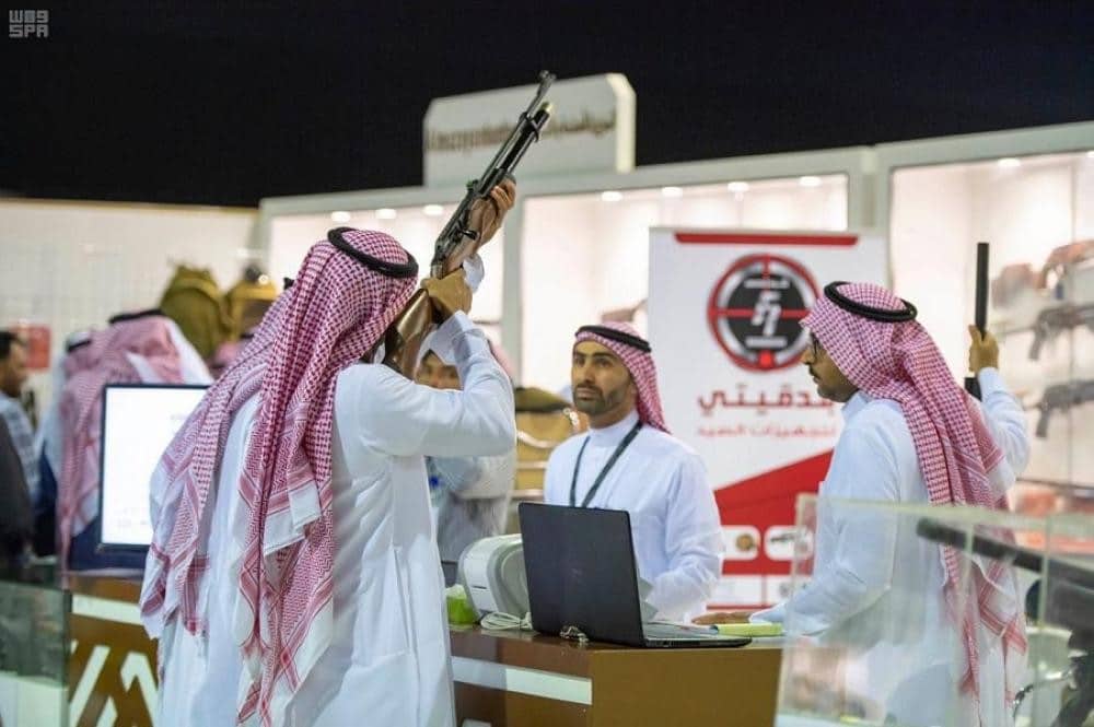منصة أبشر تتيح خدمة لشراء الأسلحة من معرض الصقور والصيد السعودي