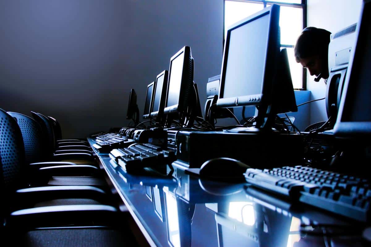 بحث عن الكمبيوتر وفوائده وسلبياته